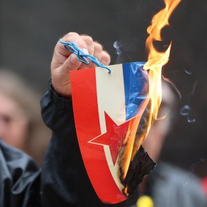 Zagreb: Ispred sjedišta SDP-a Dražen Keleminec zapalio malu Jugoslovensku zastavu