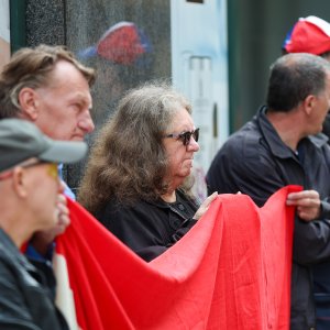 Zagreb: Ispred sjedišta SDP-a Dražen Keleminec zapalio malu Jugoslovensku zastavu