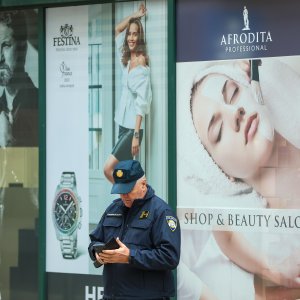Zagreb: Ispred sjedišta SDP-a Dražen Keleminec zapalio malu Jugoslovensku zastavu