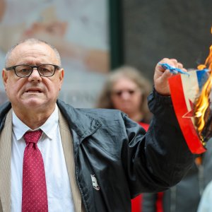 Zagreb: Ispred sjedišta SDP-a Dražen Keleminec zapalio malu Jugoslovensku zastavu
