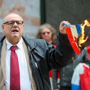 Zagreb: Ispred sjedišta SDP-a Dražen Keleminec zapalio malu Jugoslovensku zastavu