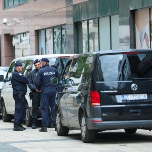 Zagreb: Ispred sjedišta SDP-a Dražen Keleminec zapalio malu Jugoslovensku zastavu