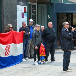 Zagreb: Ispred sjedišta SDP-a Dražen Keleminec zapalio malu Jugoslovensku zastavu