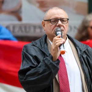 Zagreb: Ispred sjedišta SDP-a Dražen Keleminec zapalio malu Jugoslovensku zastavu