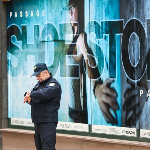 Zagreb: Ispred sjedišta SDP-a Dražen Keleminec zapalio malu Jugoslovensku zastavu