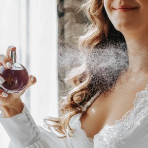 Trendovi parfema za 2026. jasno pokazuju pomak prema mirisima koji bude emocije i stvaraju gotovo intimnu povezanost s onim tko ih nosi