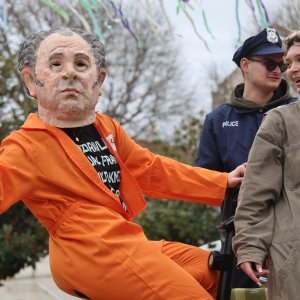 Održan Kambelovski krnjeval i zapaljen krnje 'Yugo'