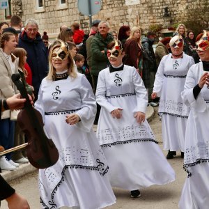 Održan Kambelovski krnjeval i zapaljen krnje 'Yugo'