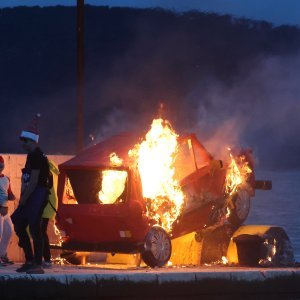 Održan Kambelovski krnjeval i zapaljen krnje 'Yugo'