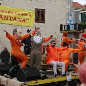 Održan Kambelovski krnjeval i zapaljen krnje 'Yugo'