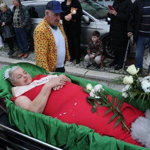 Održan Kambelovski krnjeval i zapaljen krnje 'Yugo'