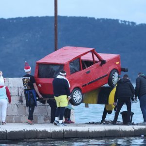 Održan Kambelovski krnjeval i zapaljen krnje 'Yugo'