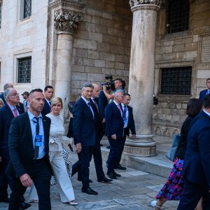 Uzvanici samita 'Inicijativa triju mora' prošetali Stradunom