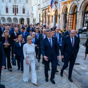 Uzvanici samita 'Inicijativa triju mora' prošetali Stradunom