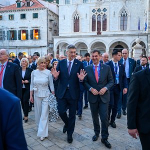 Uzvanici samita 'Inicijativa triju mora' prošetali Stradunom