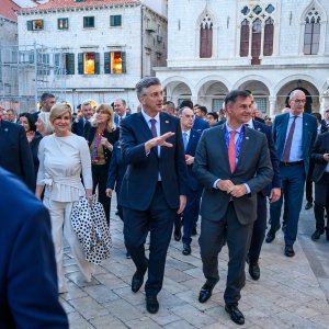 Uzvanici samita 'Inicijativa triju mora' prošetali Stradunom