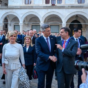 Uzvanici samita 'Inicijativa triju mora' prošetali Stradunom