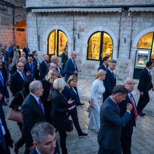 Uzvanici samita 'Inicijativa triju mora' prošetali Stradunom