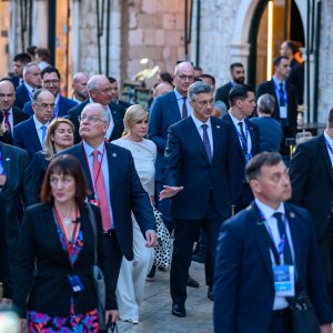 Uzvanici samita 'Inicijativa triju mora' prošetali Stradunom