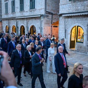 Uzvanici samita 'Inicijativa triju mora' prošetali Stradunom