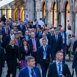 Uzvanici samita 'Inicijativa triju mora' prošetali Stradunom