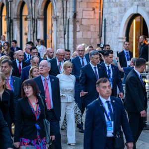 Uzvanici samita 'Inicijativa triju mora' prošetali Stradunom