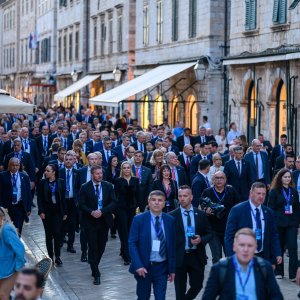 Uzvanici samita 'Inicijativa triju mora' prošetali Stradunom