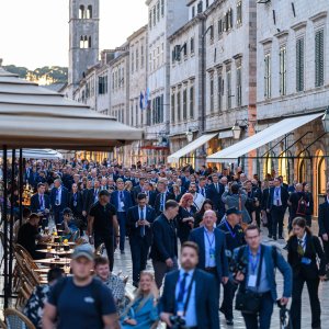 Uzvanici samita 'Inicijativa triju mora' prošetali Stradunom