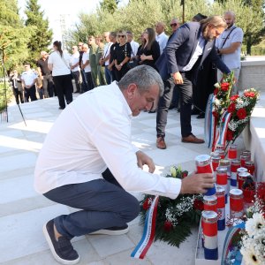 Diljem Hrvatske položeni vijenci i zapaljene svijeće povodom obljetnice Oluje