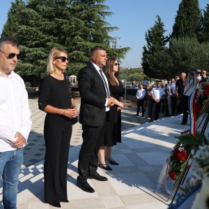 Diljem Hrvatske položeni vijenci i zapaljene svijeće povodom obljetnice Oluje