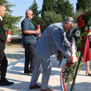 Diljem Hrvatske položeni vijenci i zapaljene svijeće povodom obljetnice Oluje