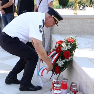 Diljem Hrvatske položeni vijenci i zapaljene svijeće povodom obljetnice Oluje