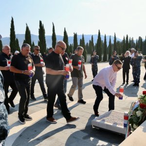 Diljem Hrvatske položeni vijenci i zapaljene svijeće povodom obljetnice Oluje