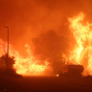 Požar kod Omiša: Zatvorena magistrala,gore automobili i brodovi