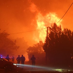 Požar kod Omiša: Zatvorena magistrala,gore automobili i brodovi