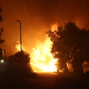 Požar kod Omiša: Zatvorena magistrala,gore automobili i brodovi
