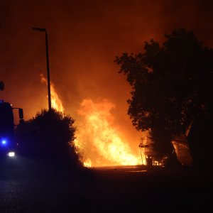 Požar kod Omiša: Zatvorena magistrala,gore automobili i brodovi