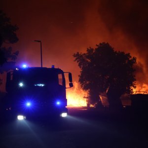 Požar kod Omiša: Zatvorena magistrala,gore automobili i brodovi
