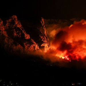 Požar kod Omiša: Evakuiran velik broj turista i mještana
