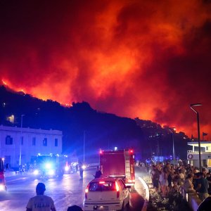 Požar kod Omiša: Evakuiran velik broj turista i mještana