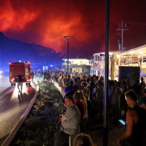 Požar kod Omiša: Evakuiran velik broj turista i mještana