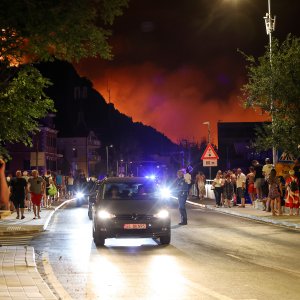 Požar kod Omiša: Evakuiran velik broj turista i mještana