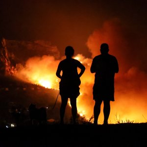Požar kod Omiša: Evakuiran velik broj turista i mještana