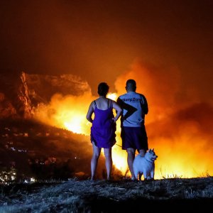 Požar kod Omiša: Evakuiran velik broj turista i mještana