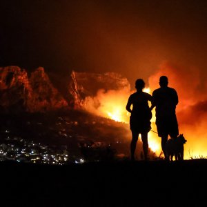 Požar kod Omiša: Evakuiran velik broj turista i mještana