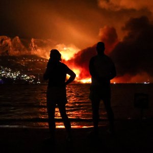 Požar kod Omiša: Evakuiran velik broj turista i mještana
