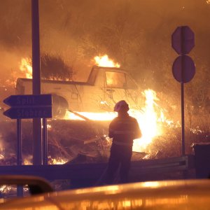 Izgorjeli su auti, brodovi i kuće...