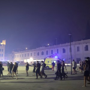Izgorjeli su auti, brodovi i kuće...