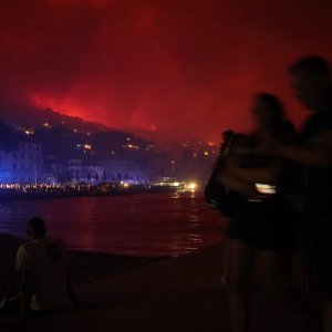Izgorjeli su auti, brodovi i kuće...