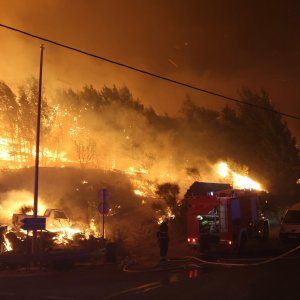 Izgorjeli su auti, brodovi i kuće...